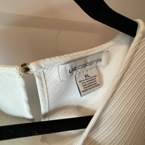 Liz Claiborne White womens sleeveless top. Great texture and shaping - Picture 4 of 8